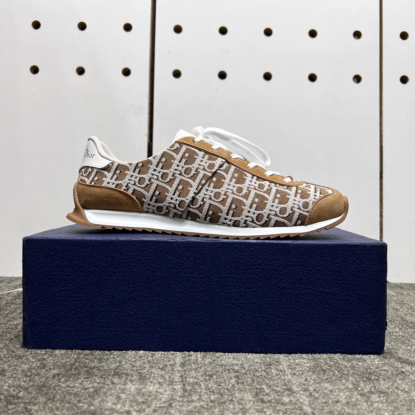 Factory price: 420💰【DIAo•Dior】Original quality.~ Unique modern style sneakers. 🏃A must-have casual shoe for trendy men😍😍 Original brand imported from Italy, imported original leather, sheep lining (refuses to discolor and grind feet) Sole: Original sole provided by the original factory, French lazy style design ⚠️Fit to the feet, original quality, super comfortable original sole. It’s like shooting the real thing 🎬The real thing is better, high-quality sneakers, size: 38-44, custom-made 45